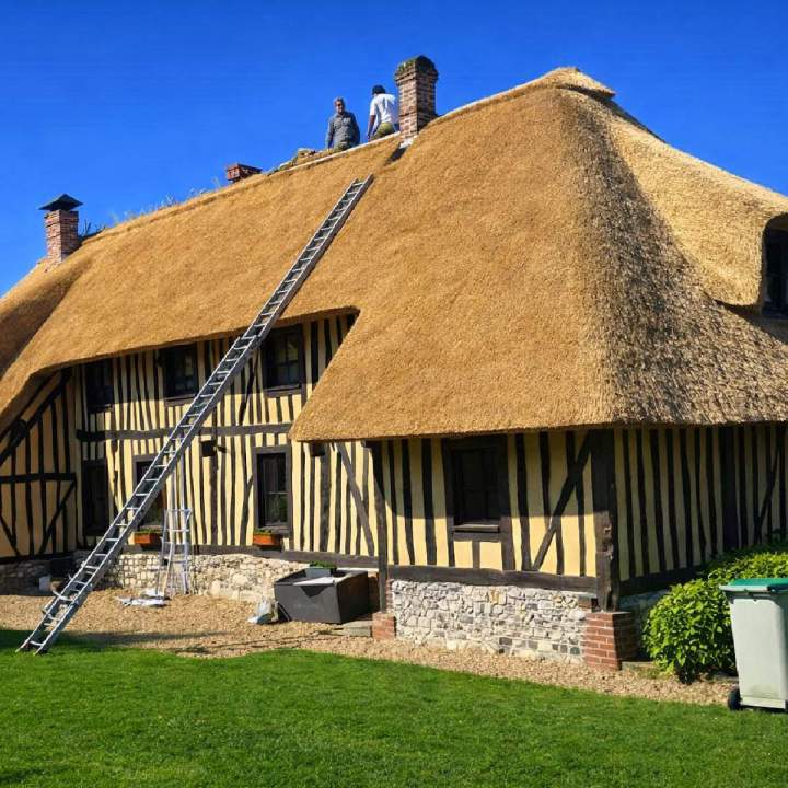 Construction artisanale de toits en roseaux