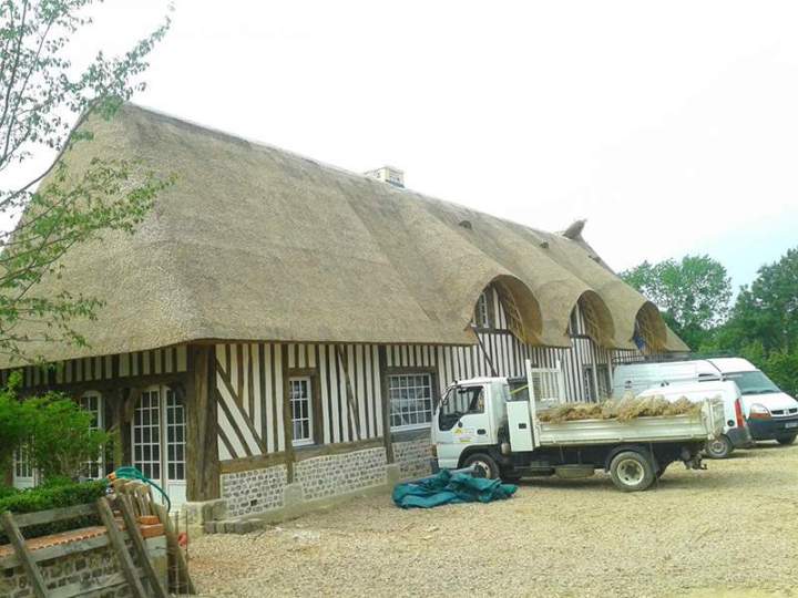Intervention couvreur sur toiture en chaume Normandie