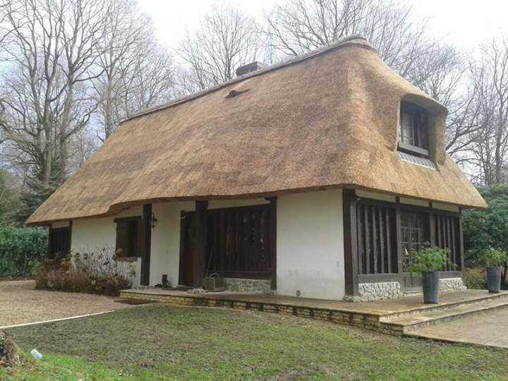 Maison avec toiture en chaume étanche Normandie