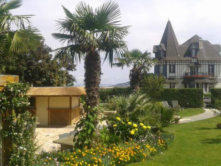 Petit kiosque avec toit de chaume Normandie