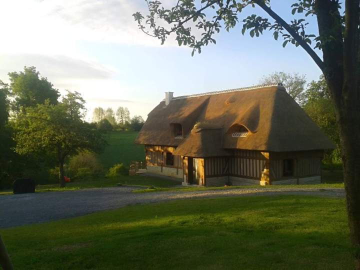 Maison de campagne avec toit en chaume Normandie